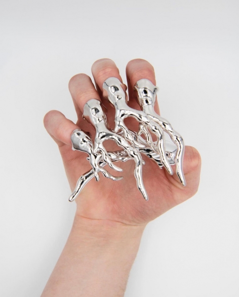 Вместо маникюра — инопланетные кольца-насадки для ногтей: Милена Смит в образе готической невесты